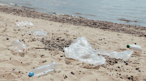 rifiuti sulla spiaggia