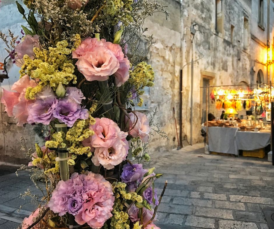 allestimento fiori nel centro storico di Melendugno per l'evento Le Vie del Miele