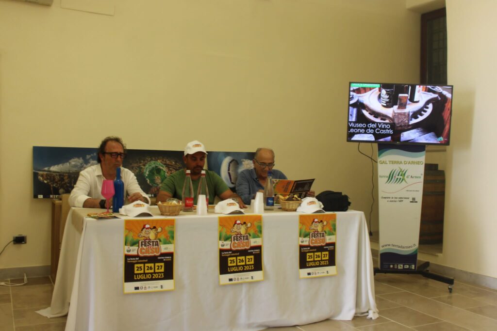 Conferenza stampa di presentazione del festival "Festa a Casu", da sinistra: Elvis Perrone, Presidente associazione "Pietraviva", Lelé Manieri, Ass. Attività Produttive Comune di Nardò (Le), Ing. Fernando Leone, Consigliere GAL Terra d'Arneo