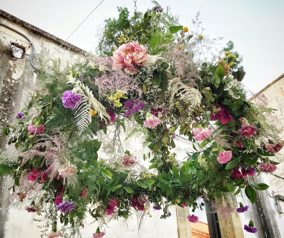 decorazione di fiori pensile sui sentieri del miele