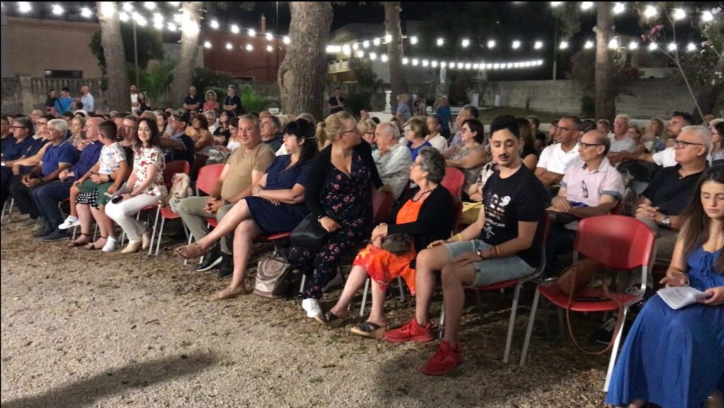 parte del pubblico nel giardino di Casa della Bontà a Guagnano