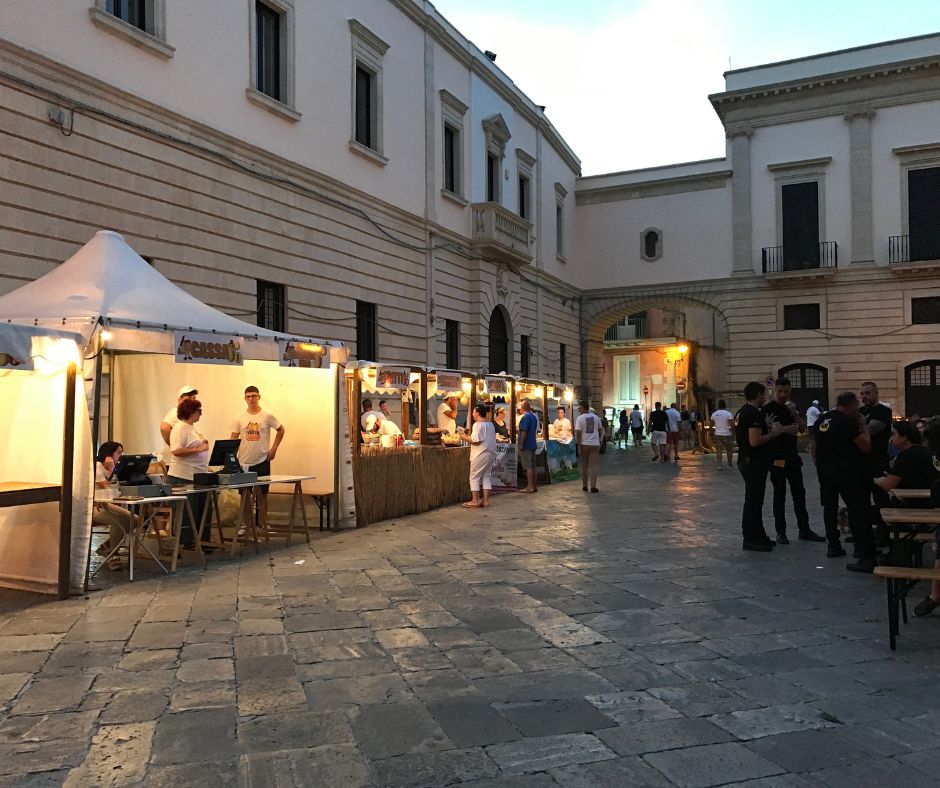 stand festa a casu nel centro storico di Nardò