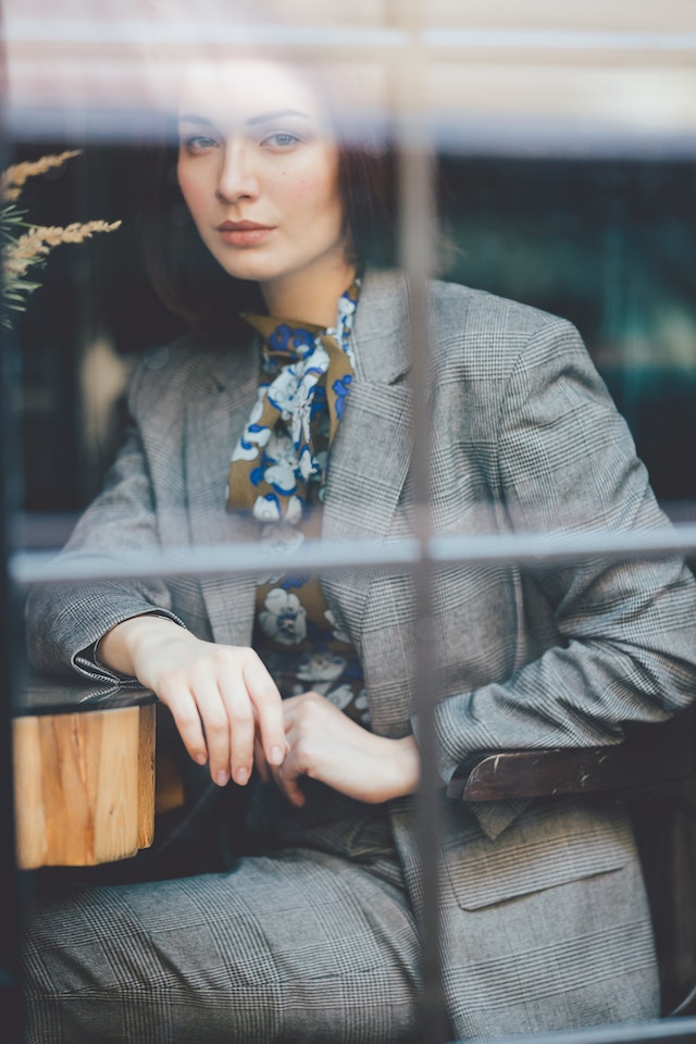 donna con tailleur grigio