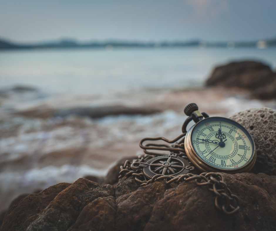 memorie salentine, un orologio antico su uno scoglio con lo sfondo del mare