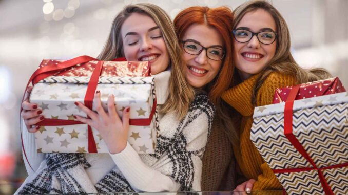 tre ragazze con pacchi regalo per parlare dei regali che non piacciono