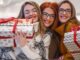 tre ragazze con pacchi regalo per parlare dei regali che non piacciono