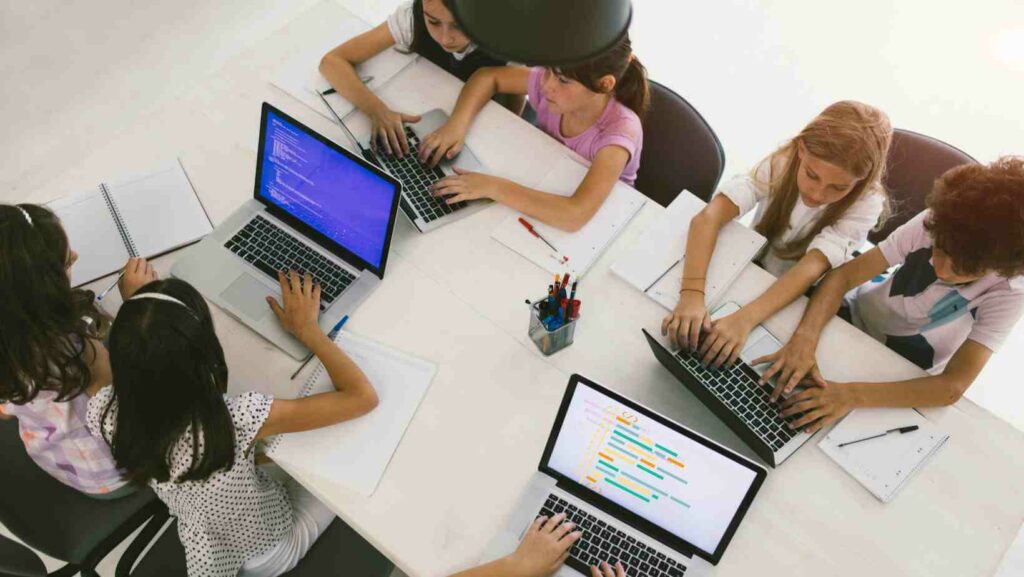 bambini che studiano coding al computer