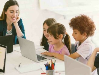 docente che insegna il coding a scuola ai bambini